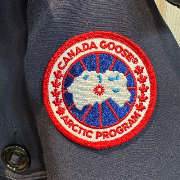 Men’s navy blue Canada Goose coat. Size medium. - Picture 8 of 10